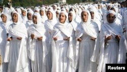 Des membres de l'Église orthodoxe éthiopienne participent aux célébrations de la veille de l'Épiphanie à Addis-Abeba le 18 janvier 2009.