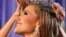 Migbelis Castellanos, de 18 años, reconcilió a su país profundamente politizado, al menos por unas horas, y se convirtió en Miss Venezuela.