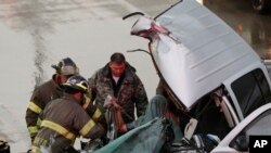 美国奥克拉荷马州穆尔市的紧急救援人员在救护一名龙卷风侵袭时出车祸的司机。（2015年5月6日）