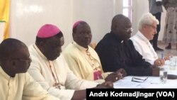 Les évêques du Tchad à l'occasion de la conférence de presse marquant la publication de leur message de Noel, le 15 décembre 2019. (VOA/André Kodmadjingar)