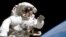 Astronaut u svemirskoj šetnji sa Zemljom u pozaini
