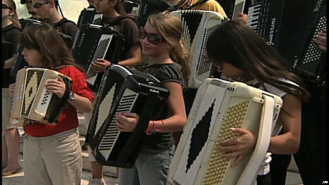 Učenici sviraju harmoniku na stepenicama Kapitola (arhivski snimak)