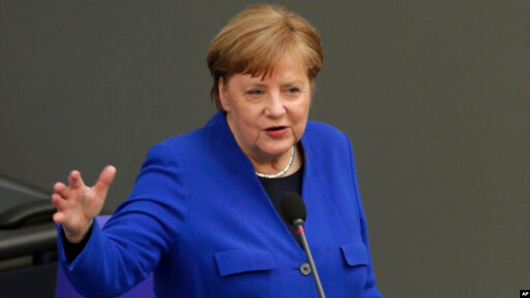 Kanselir Jerman Angela Merkel membahas pembukaan perbatasan di depan parlemen Jerman hari Rabu (13/5).