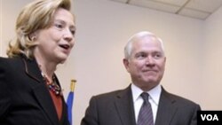 Menteri Luar Negeri AS Hillary Clinton (kiri) dan Menteri Pertahanan Robert Gates.