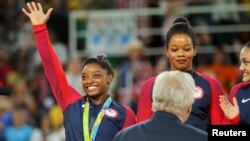 Les gymnastes américaines Simone Biles, Gabrielle Douglas et Laurie Hernandez, après avoir remporté la finale des JO de RIO 2016.