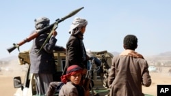 2024年1月14日，胡塞武装战士和部落成员举行集会，反对美国和英国对也门萨那附近胡塞武装经营的军事基地的袭击。（美联社照片）