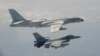 Pesawat jet tempur F-16 Taiwan terbang di sebelah pesawat pengebom H-6 China (atas) di wilayah udara Taiwan, 10 Februari 2020. (Foto: Kementerian Pertahanan Taiwan via AFP)