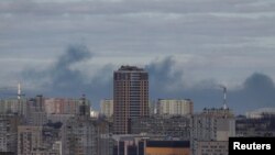 Asap mengepul setelah penembakan di Kyiv, Ukraina 27 Februari 2022. (Foto: REUTERS/Gleb Garanich)