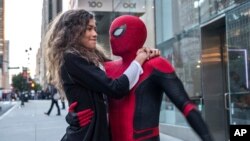 Esta imagen publicada por Sony Pictures muestra a Zendaya y a Tom Holland en una escena de "Spider-Man; Far From Home". (Jay Maidment/Columbia Pictures/Sony via AP)