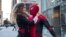 Esta imagen publicada por Sony Pictures muestra a Zendaya y a Tom Holland en una escena de "Spider-Man; Far From Home". (Jay Maidment/Columbia Pictures/Sony via AP)