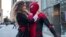 Esta imagen publicada por Sony Pictures muestra a Zendaya y a Tom Holland en una escena de "Spider-Man; Far From Home". (Jay Maidment/Columbia Pictures/Sony via AP)