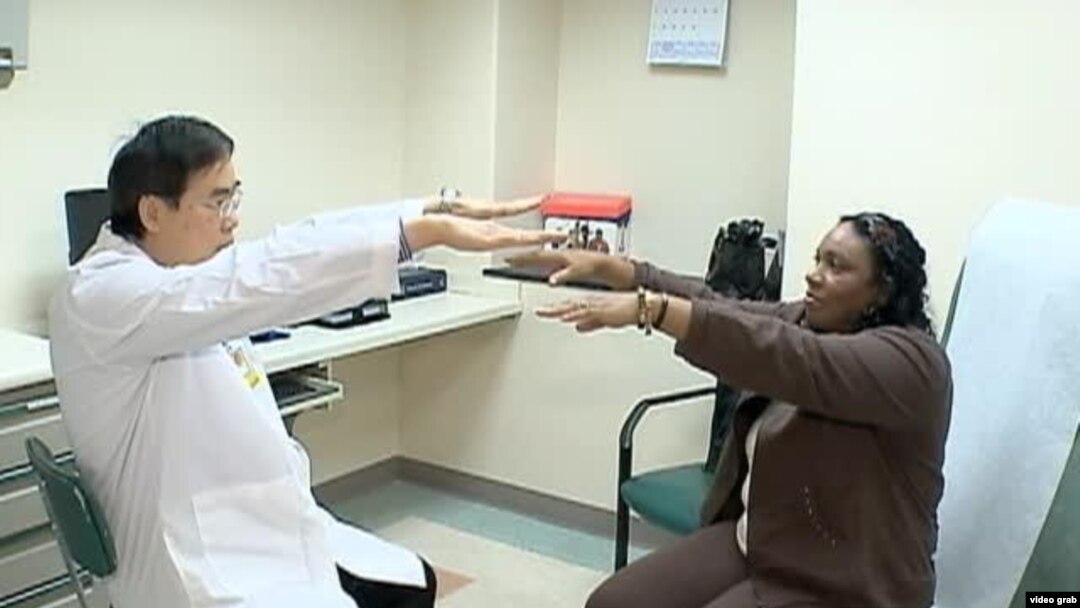 Chuyên viên y tế hướng dẫn bệnh nhân Parkinson (ảnh tư liệu).