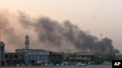 Asap hitam mengepul pasca serangan bom di depan sebuah markas polisi di Sadiyah, dekat Baghdad, Iraq, 3 September 2013 (Foto: dok). Seorang pembom bunuh diri menyerang markas kepolisian di kota Baji, Sabtu (21/9). Empat polisi dilaporkan tewas dalam insiden ini.