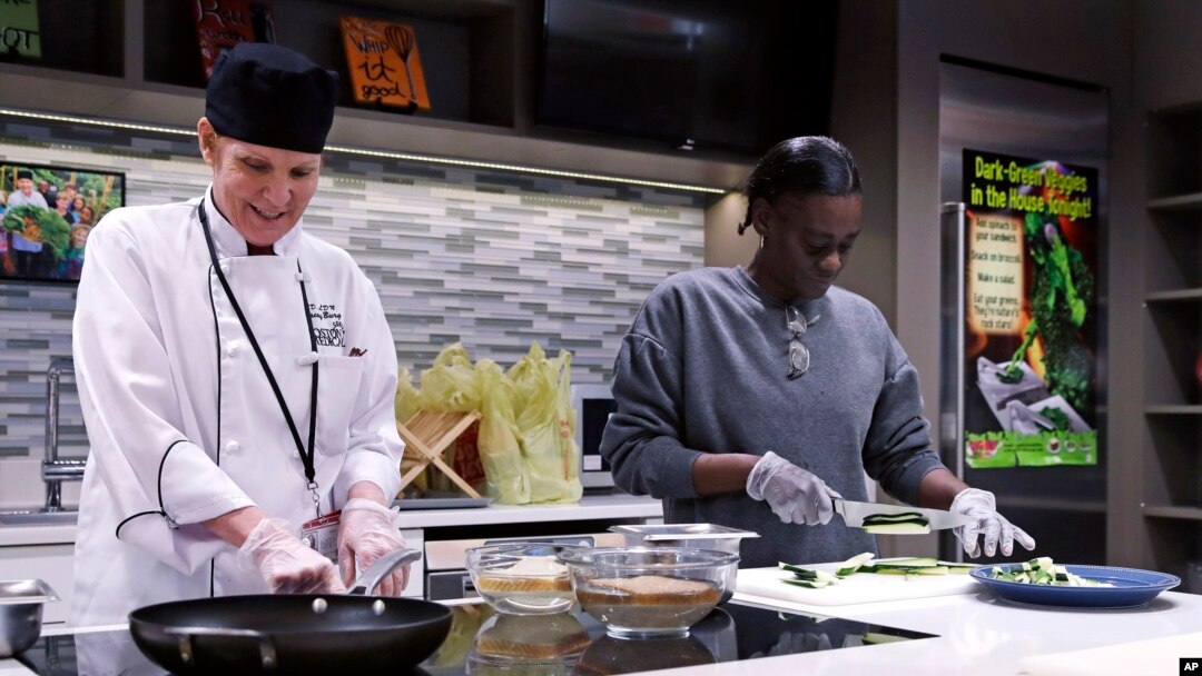 Ahli gizi Tracy Burg, kepala chef Dapur Ajar (kiri), dan Felicia Young, menyiapkan masakan dalam "Masak untuk Pemulihan" di Pusat Medis Boston, 15 Maret 2018. 