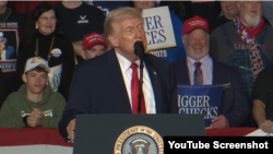 دونالد ترامپ، رئیس جمهوری آمریکا در حال سخنرانی در آیووا - ۷ بهمن ۱۴۰۴