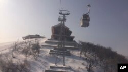 지난 28일 북한 마식령스키장을 이용하는 스키어들이 곤돌라를 타고 정상으로 올라가고 있다.