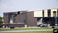 Esta imagen muestra un hangar dañado tras recibir el impacto de un avión bimotor que despegaba en el aeropuerto de Addison, Texas, el domingo, 30 de junio, de 2019. No hubo sobrevivientes.