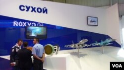 中國黑客特別感興趣俄戰機製造商。俄羅斯蘇霍伊飛機製造聯合體在2013年莫斯科航展上的展台。(美國之音白樺拍攝)  