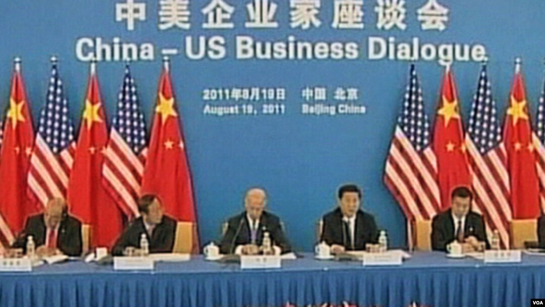 Wapres AS Joe Biden (tengah) dan Wapres Tiongkok Xi Jinping saat mengadakan dialog dengan para pengusaha Tiongkok di Beijing (19/8).