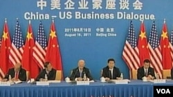 Wapres AS Joe Biden (tengah) dan Wapres Tiongkok Xi Jinping saat mengadakan dialog dengan para pengusaha Tiongkok di Beijing (19/8).