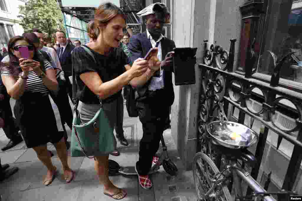 لندن میں 37 منزلہ عمارت کے شیشوں سے منعکس ہونے والی سورج کی شعاعیں شدید حدت کا باعث بن کر گرد نواح کی دکانوں اور عمارتوں کو نقصان پہنچا رہی ہیں۔