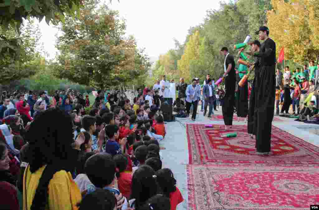 د افغانستان د سرکس د زده کړې او روزنې مرکز د کابل په بیلابیلو سیمو کې &quot;د خوشحالی اته ورځې&quot; تر نوم لاندې یو فیستوال جوړ کړی. 