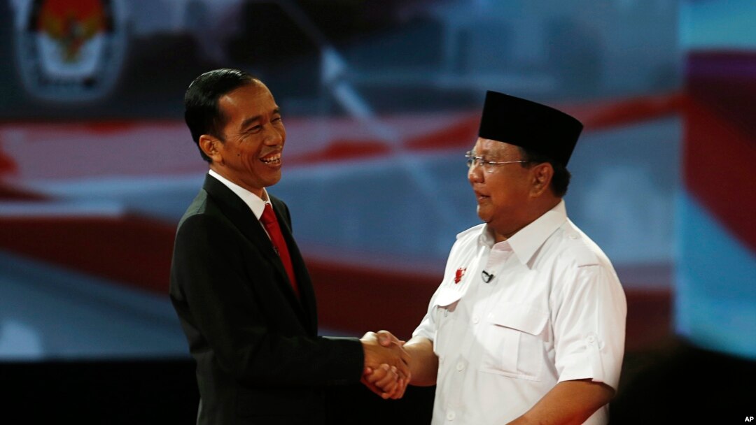 Kandidat presiden Joko Widodo berjabat tangan dengan pesaingnya Prabowo Subianto usai debat capres pertama (15/6).
