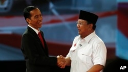 Indonesia's presidential candidates Joko "Jokowi" Widodo (L) and Prabowo Subianto shake hands after a debate in Jakarta June 15, 2014.
