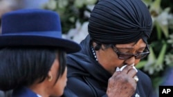 FILE - UNkosikazi Winnie Madikizela-Mandela ukhalela umuyi uMnu. Nelson Mandela ngomyaka ka2013. 