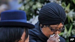 Winnie Madikizela-Mandela, l'ex-épouse de Nelson Mandela, en pleurs à Pretoria, Afrique du Sud, 11 décembre 2013.