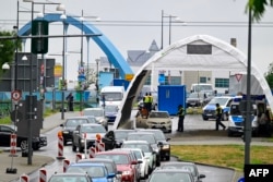 Polisi Jerman melakukan pemeriksaan terhadap sebuah mobil sambil mengatur arus lalu lintas dari Polandia melintasi "Jembatan Eropa" di Frankfurt (Oder), Jerman timur, 16 September 2024. (John MACDOUGALL / AFP)