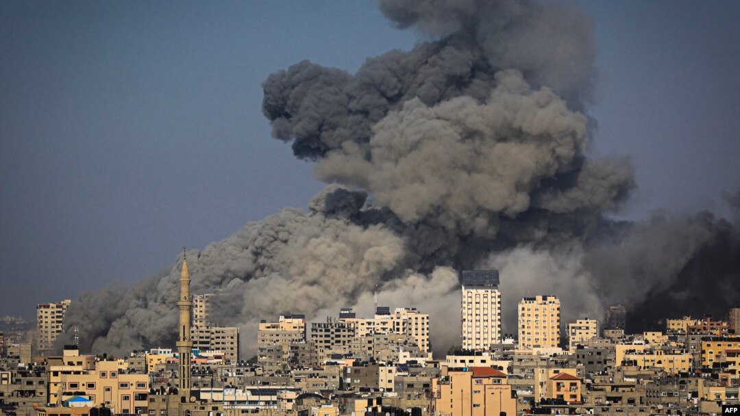 Asap mengepul selama serangan udara Israel di Kota Gaza pada 12 Oktober 2023 saat pertempuran sengit antara Israel dan gerakan Hamas berlanjut selama enam hari berturut-turut. (Foto: AFP)