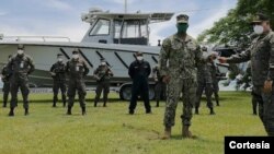 Entrega de donativo a Fuerza Armada de El Salvador. [Foto cortesía Embajada de EE.UU., en El Salvador].