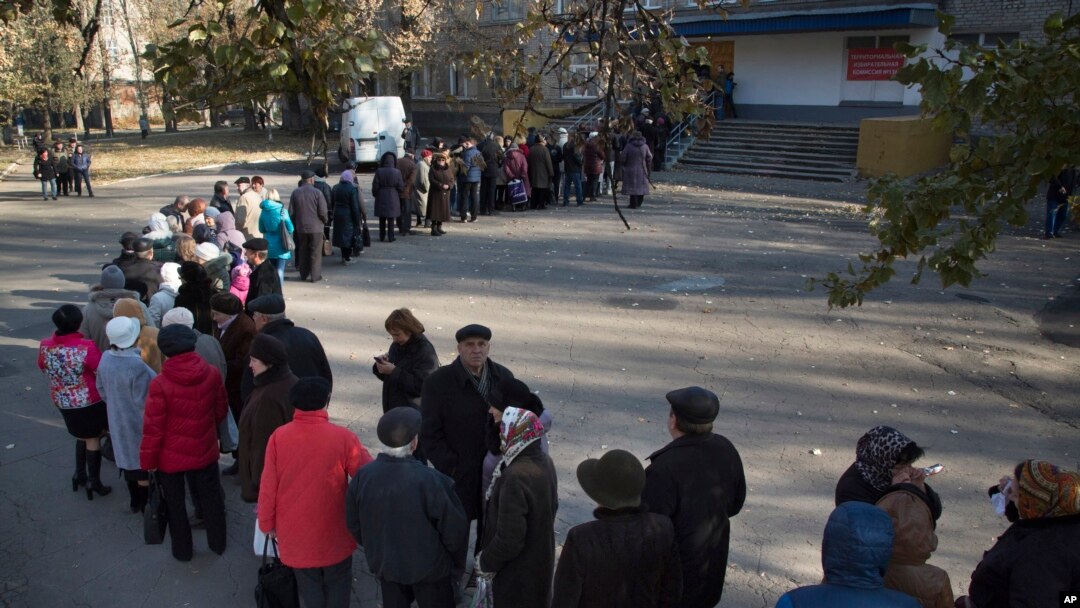 Donetsk shahrida ovoz berishga navbatda turgan aholi, Ukraina, 2-noyabr, 2014-yil
