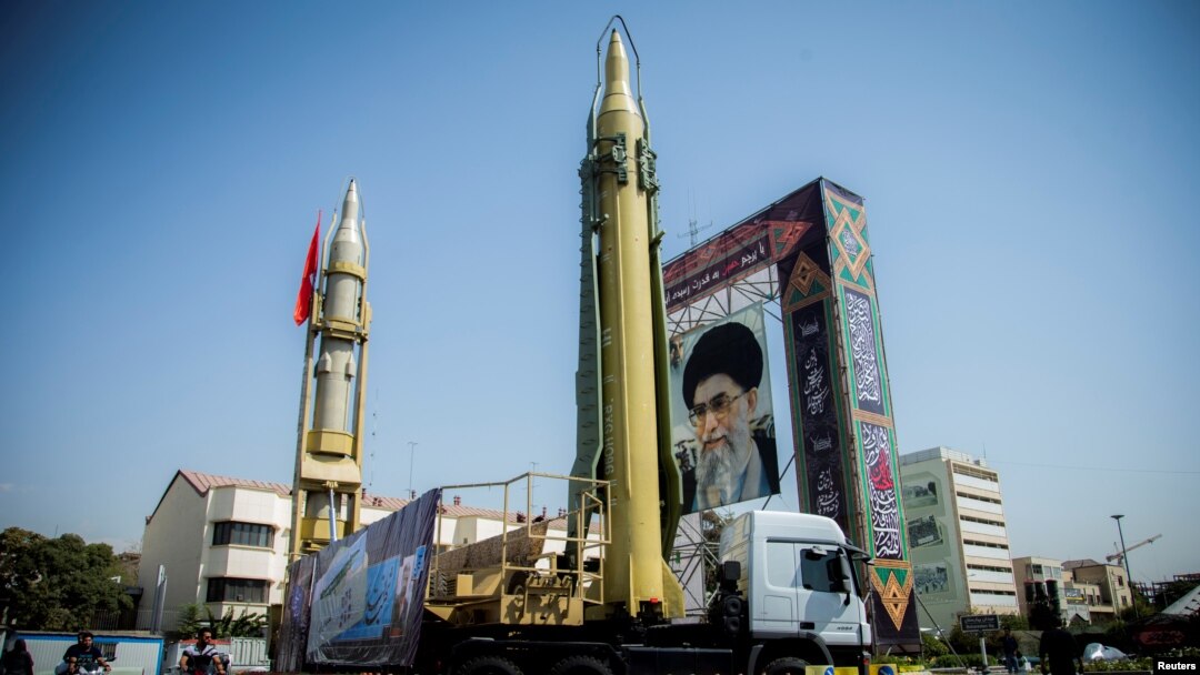 FOTO ARSIP – Sebuah peraga yang menampilkan peluru-peluru kendali dan potret Pemimpin Tertinggi Iran, Ayatollah Ali Khamenei, tampak di Lapangan Baharestan, di Teheran, Iran, 22 September 2017 (foto: Nazanin Tabatabaee Yazdi/TIMA via Reuters)