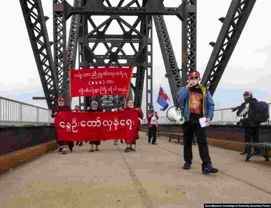 အမေရိကန်ပြည်ထောင်စု ကန်တပ်ကီပြည်နယ်က မြန်မာ့အရေးဆန္ဒပြပွဲ။ (ဧပြီ ၁၇၊ ၂၀၂၁။ ဓာတ်ပုံ - Save Myanmar Campaign of Kentucky)