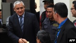 Guatemalan ex-President Otto Perez (L) arrives at a hearing at a court in Guatemala City, Sept. 4, 2015.