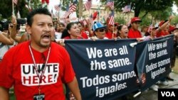 La nueva propuesta abarca también medidas para obligar a los padres de estudiantes a demostrar la ciudadanía de sus hijos.