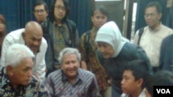 Arrival Dwi Santosa (duduk, kedua dari kanan) berbincang-bincang dengan Menko Perekonomian Hatta Rajasa (duduk, pertama dari kiri).