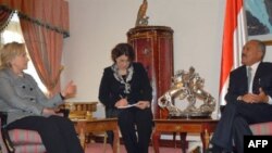 Clinton vazhdon sot turneun në Gjirin Persik me një ndalesë në Jemen