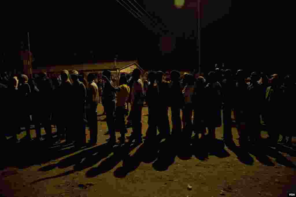 Some voters began lining up Sunday night at the Olympic primary school polling station in Kibera, Kenya, March 4, 2013. (R. Gogineni/VOA)