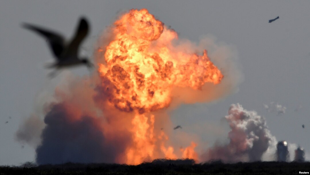 Pesawat antariksa milik SpaceX, Starship SN9, meledak setelah uji terbang dari fasilitas pengujian di Boca Chica, Texas, Senin, 2 Februari 2021. (Foto: Gene Blevins/Reuters)