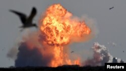 Pesawat antariksa milik SpaceX, Starship SN9, meledak setelah uji terbang dari fasilitas pengujian di Boca Chica, Texas, Senin, 2 Februari 2021. (Foto: Gene Blevins/Reuters)