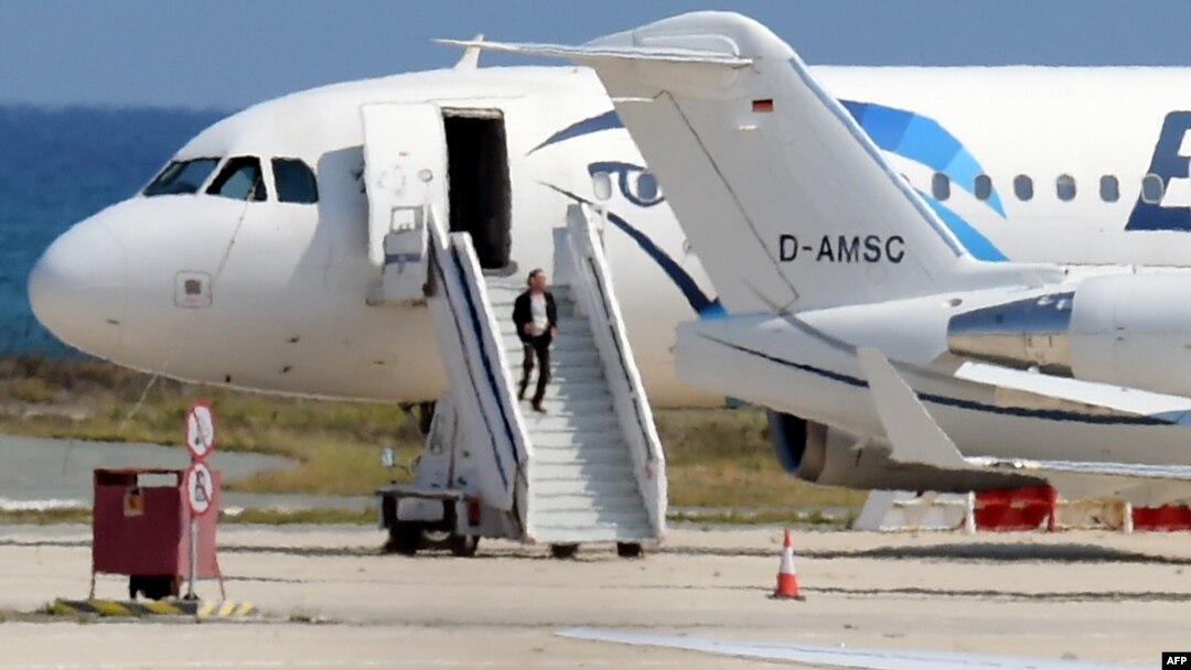Pria yang membajak pesawat EgyptAir Airbus A-320 meninggalkan pesawat sebelum menyerahkan diri kepada pihak berwenang di bandara Larnaca, Siprus, Selasa (29/3). 