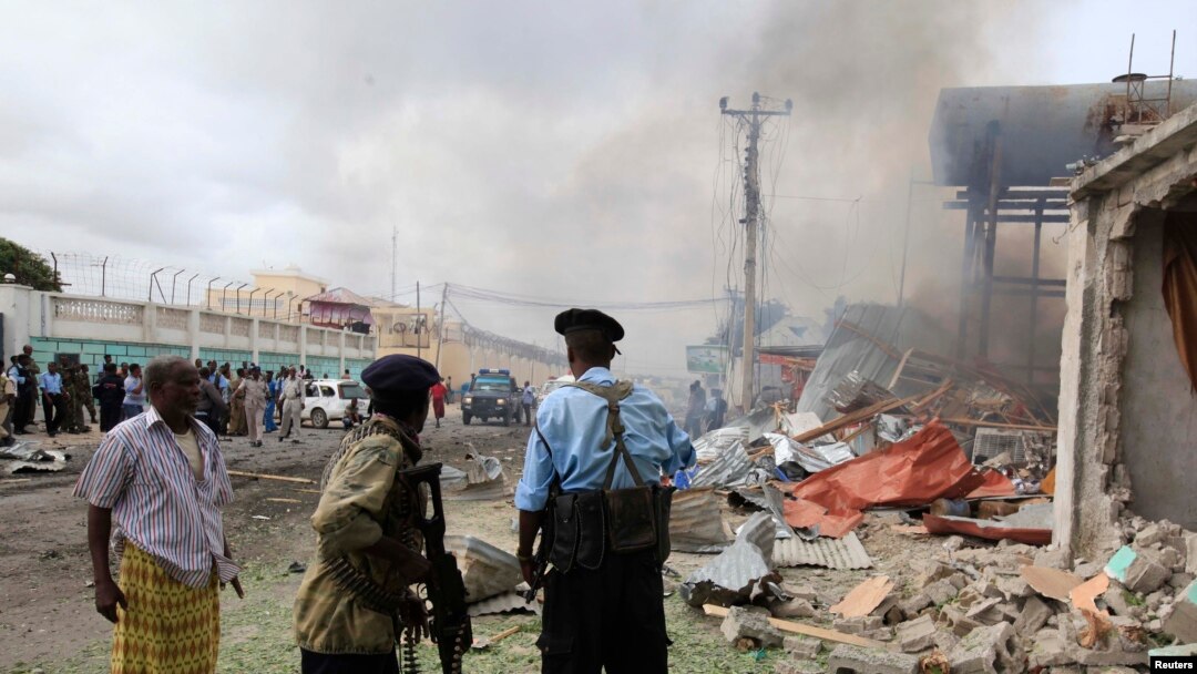 Tentara Somalia melihat dari kejauhan serangan bom bunuh diri di Mogadishu, Somalia (12/7). (Reuters/Omar Faruk)