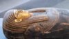 Uno de 100 sarcófagos de madera descubiertos en la necrópolis de Saqqara, 30 kms al sur de El Cairo, mostrados al público el 14 de noviembre de 2020. El descubrimiento es el mayor encontrado este año en Egipto. 