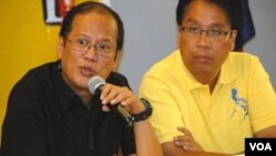 Kandidat dari Partai Liberal Filipina, Senator Benigno 'Noynoy' Aquino (kiri).