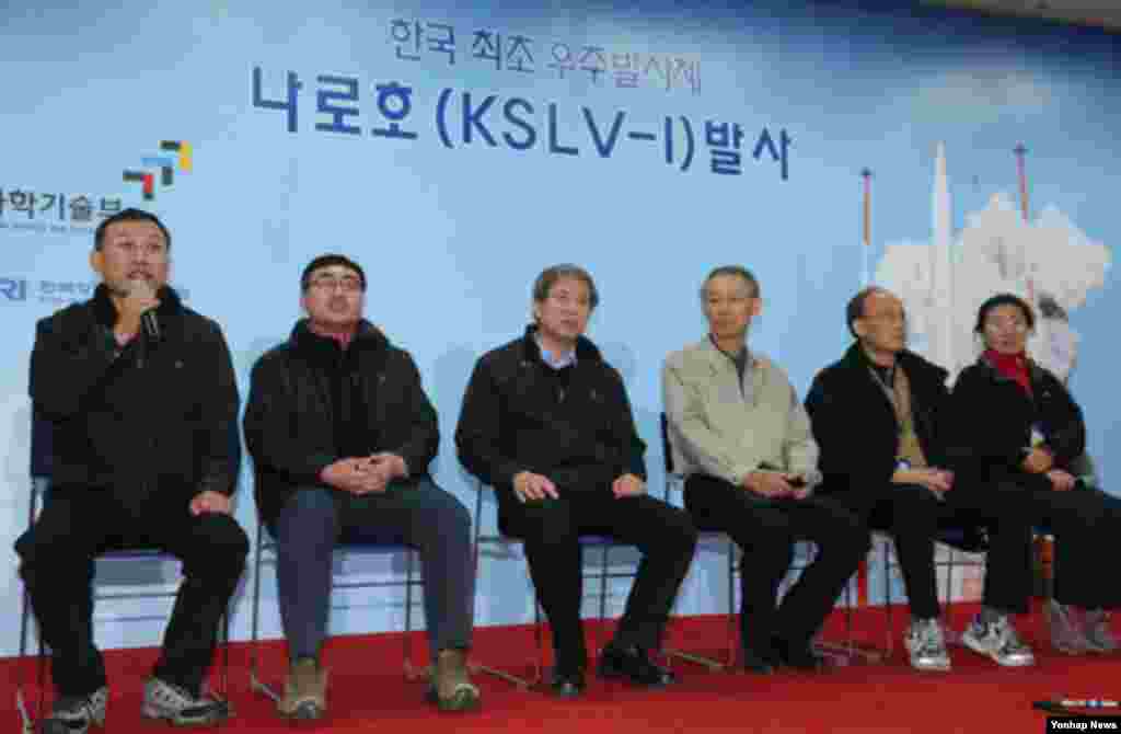 30일 한국 전남 고흥군 외나로도 나로우주센터 기자실에서 나로호 성공의 주역인 한국항공우주연구원 관계자들이 나로호 발사 성공에 대한 소감을 밝히고 있다. 