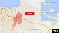 Pihak kepolisian telah mengevakuasi sebuah kawasan permukiman di pinggiran Jakarta, setelah menemukan sebuah bom dalam aksi penggerebekan terhadap rumah tersangka militan Islamis.