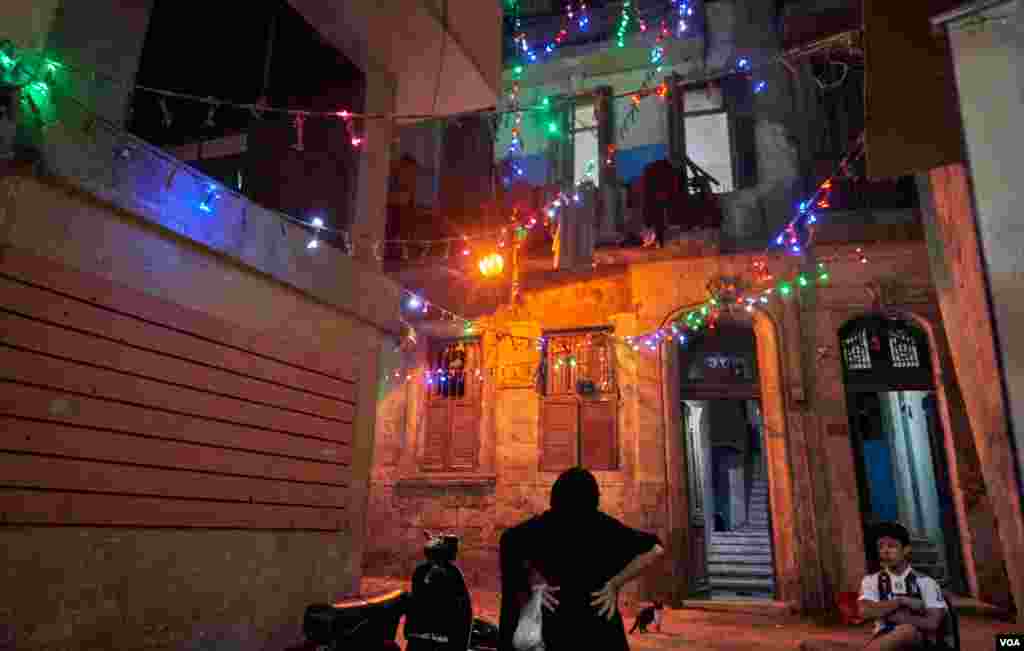 Some residents in Egypt strung LED lights on their houses to welcome the new year. (H. Elrasam/VOA)